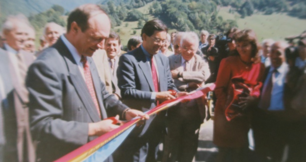 Cutting the ribbon with the Minister of Transport amidst a sea of smiles.
