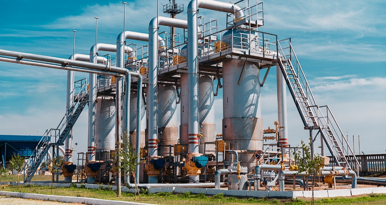 Gas station with pipeline and storage tanks