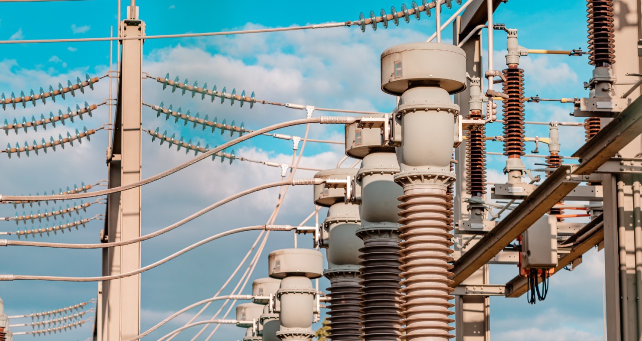 Current and voltage converter for an electrical substation