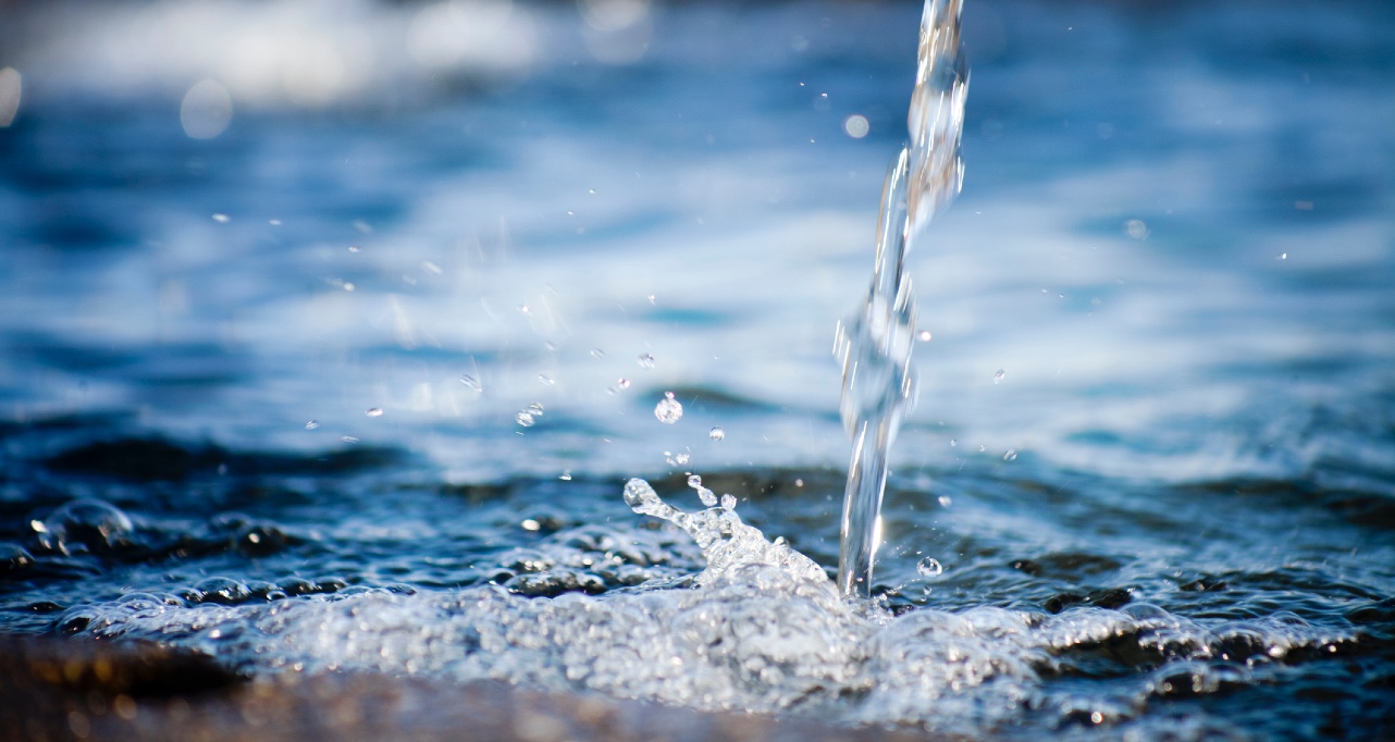 Water fountain, two spurts and water surface